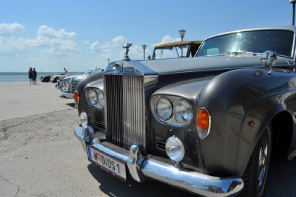 Maşinile de epocă s-au alăturat Regatei Mării Negre: soţia lui Comănescu a condus un Ford Mustang